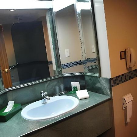 The Centrepoint Hotel Bandar Seri Begawan Bagian luar foto