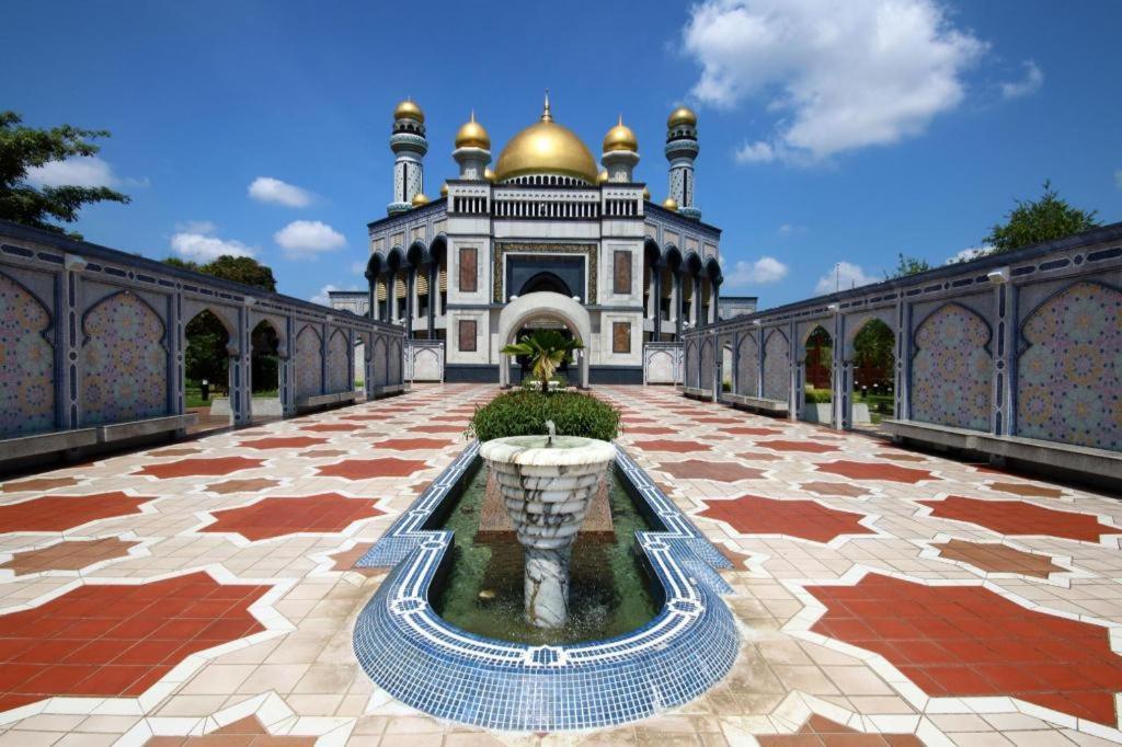 The Centrepoint Hotel Bandar Seri Begawan Bagian luar foto