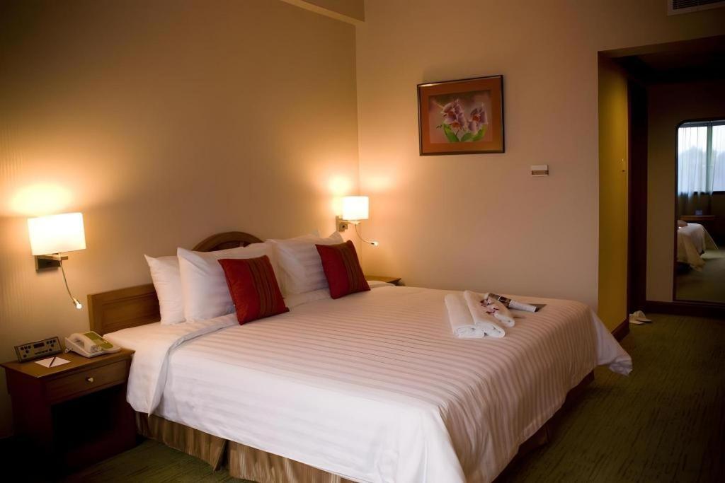 The Centrepoint Hotel Bandar Seri Begawan Bagian luar foto