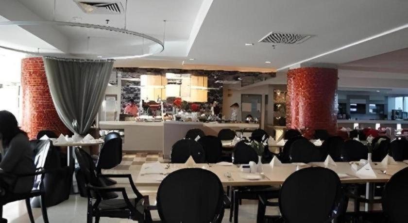 The Centrepoint Hotel Bandar Seri Begawan Bagian luar foto