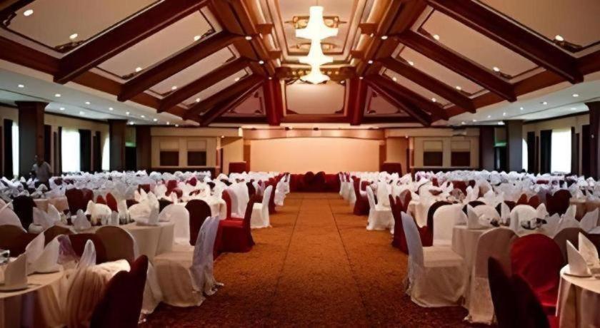 The Centrepoint Hotel Bandar Seri Begawan Bagian luar foto