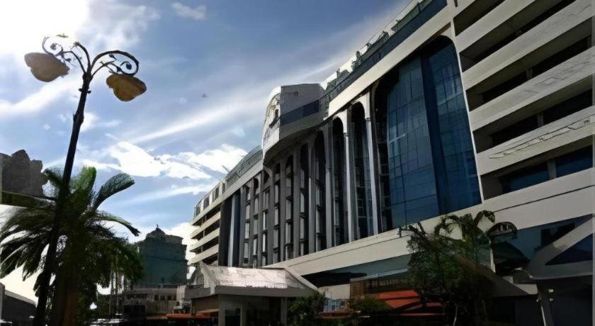 The Centrepoint Hotel Bandar Seri Begawan Bagian luar foto