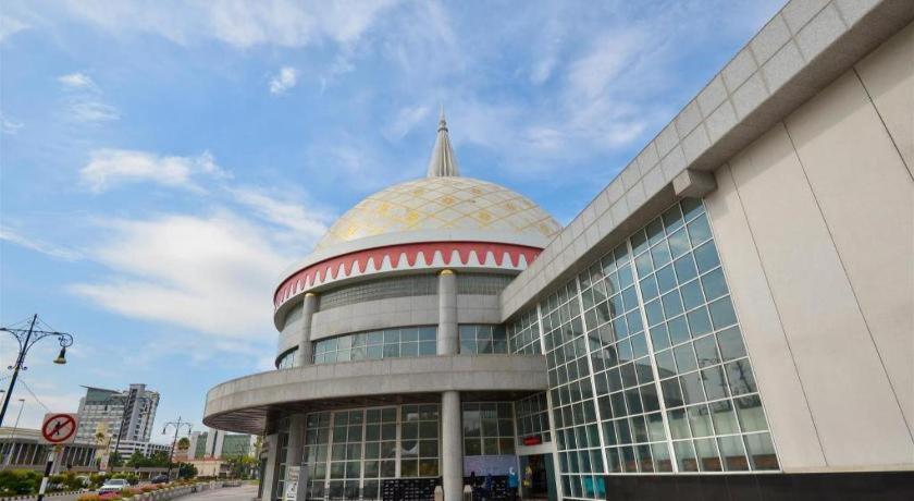 The Centrepoint Hotel Bandar Seri Begawan Bagian luar foto