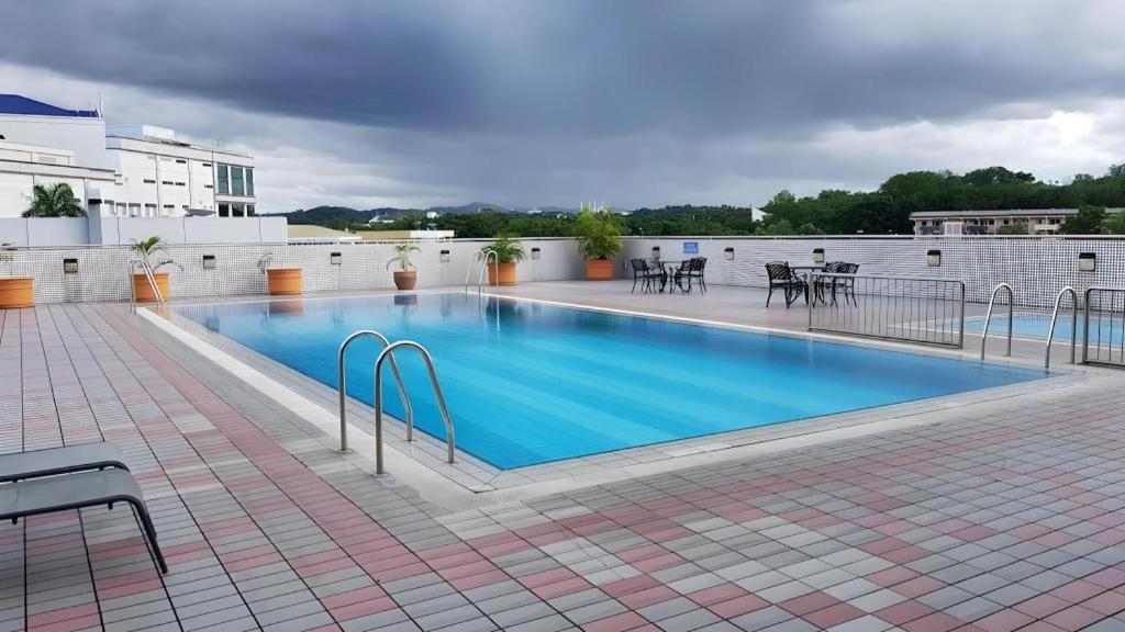 The Centrepoint Hotel Bandar Seri Begawan Bagian luar foto