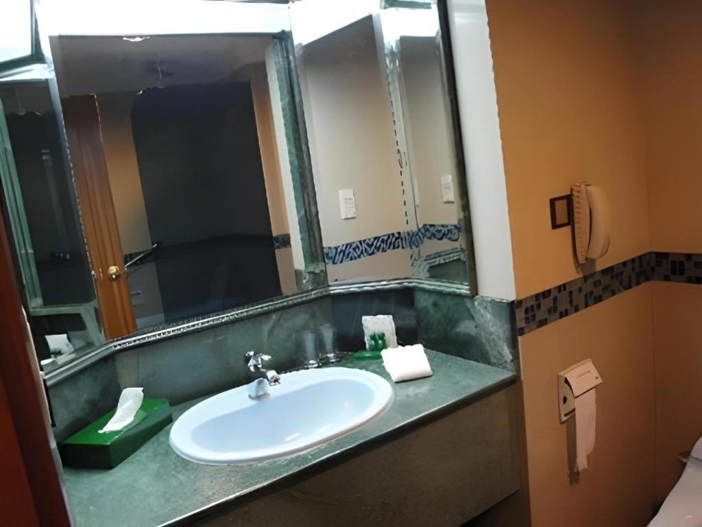 The Centrepoint Hotel Bandar Seri Begawan Bagian luar foto
