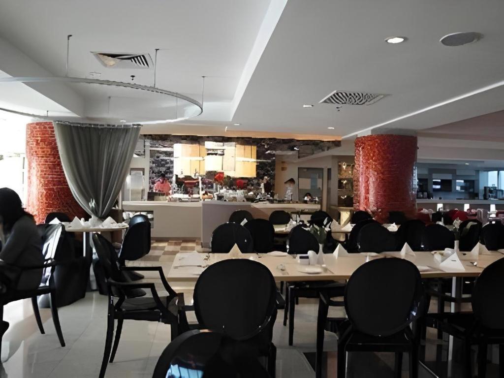 The Centrepoint Hotel Bandar Seri Begawan Bagian luar foto