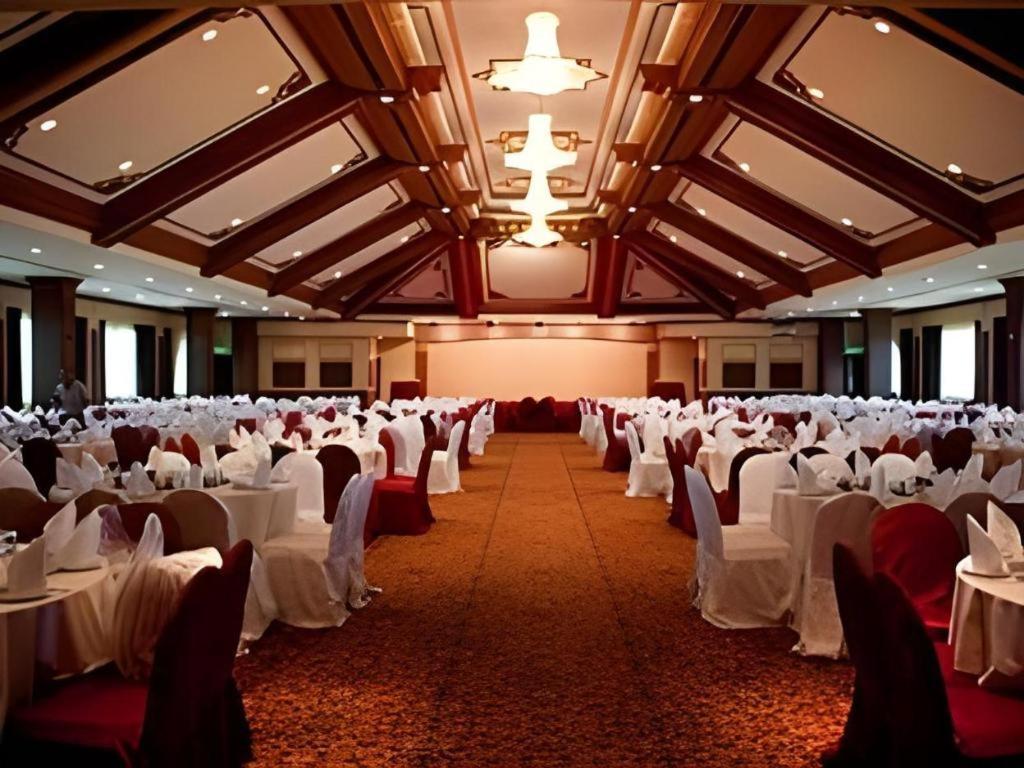 The Centrepoint Hotel Bandar Seri Begawan Bagian luar foto